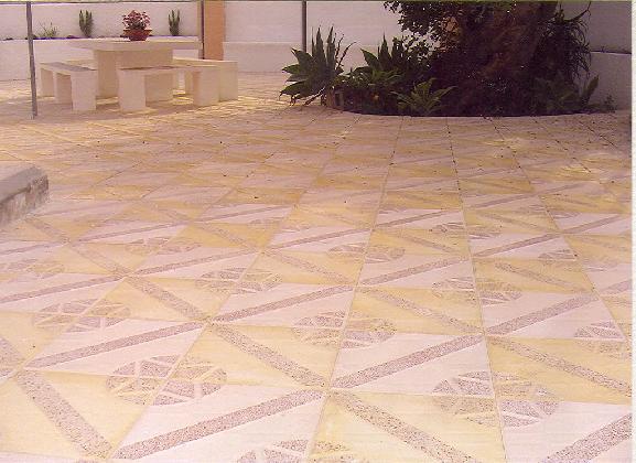 Chalet con Terrazo exterior safari amarillo y rojo