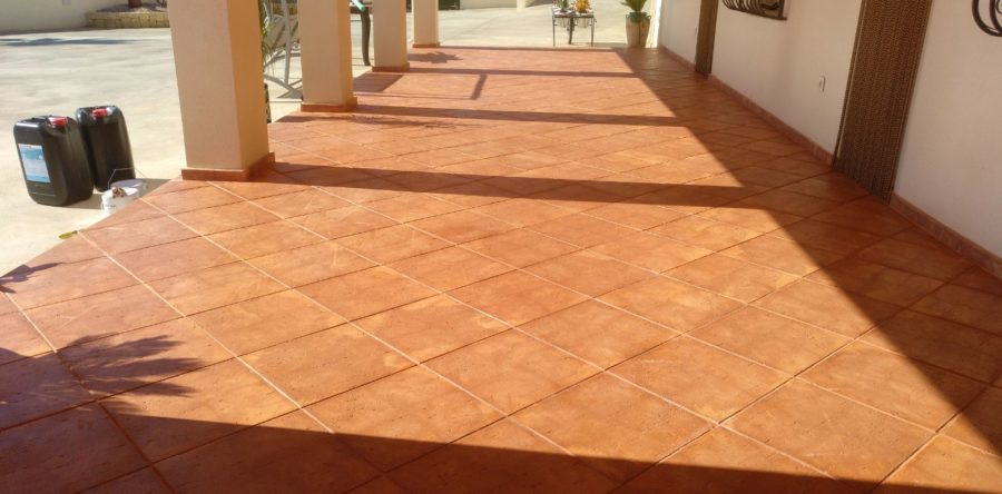 Exterior de chalet con terrazo hidráulico envejecido