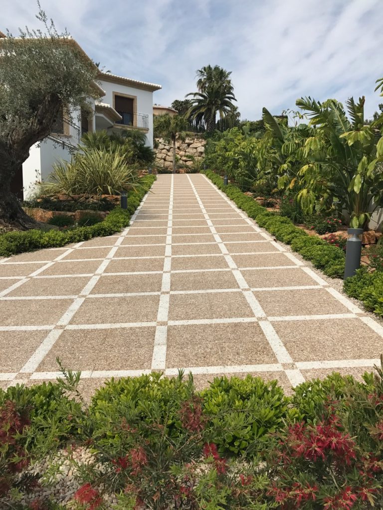 Chalet combinado de garbancillo  con las tiras de rodapié en blanco