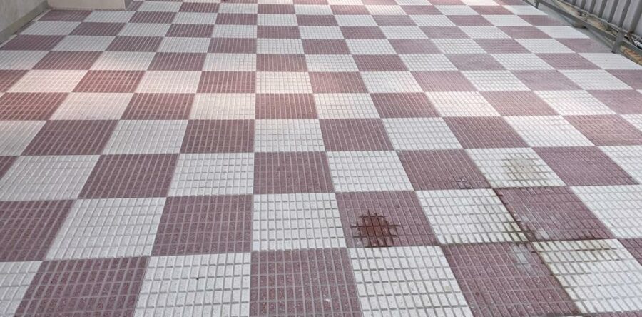 Acera Combinada de Terrazo: Elegancia en Rojo y Blanco para tus Exteriores